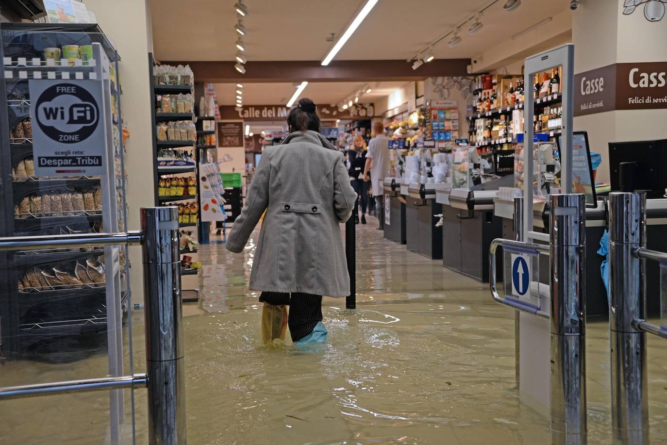 Venecia volvió a sufrir este viernes una gran inundación, después de que el jueves el agua diera algo de tregua, hasta el punto de que el ayuntamiento ha decidido cerrar la emblemática plaza de San Marcos a residentes y turistas. El alcalde de la ciudad de los canales, Luigi Brugnaro, anunció que había decidido cerrar San Marcos por motivos de seguridad, debido al nuevo pico de 154 centímetros que alcanzó a media mañana el «agua alta». Se trata del segundo récord alcanzado esta semana después de la gran inundación de martes, la mayor sufrida por la ciudad en más de medio siglo, con las aguas alcanzando los 187 centímetros.