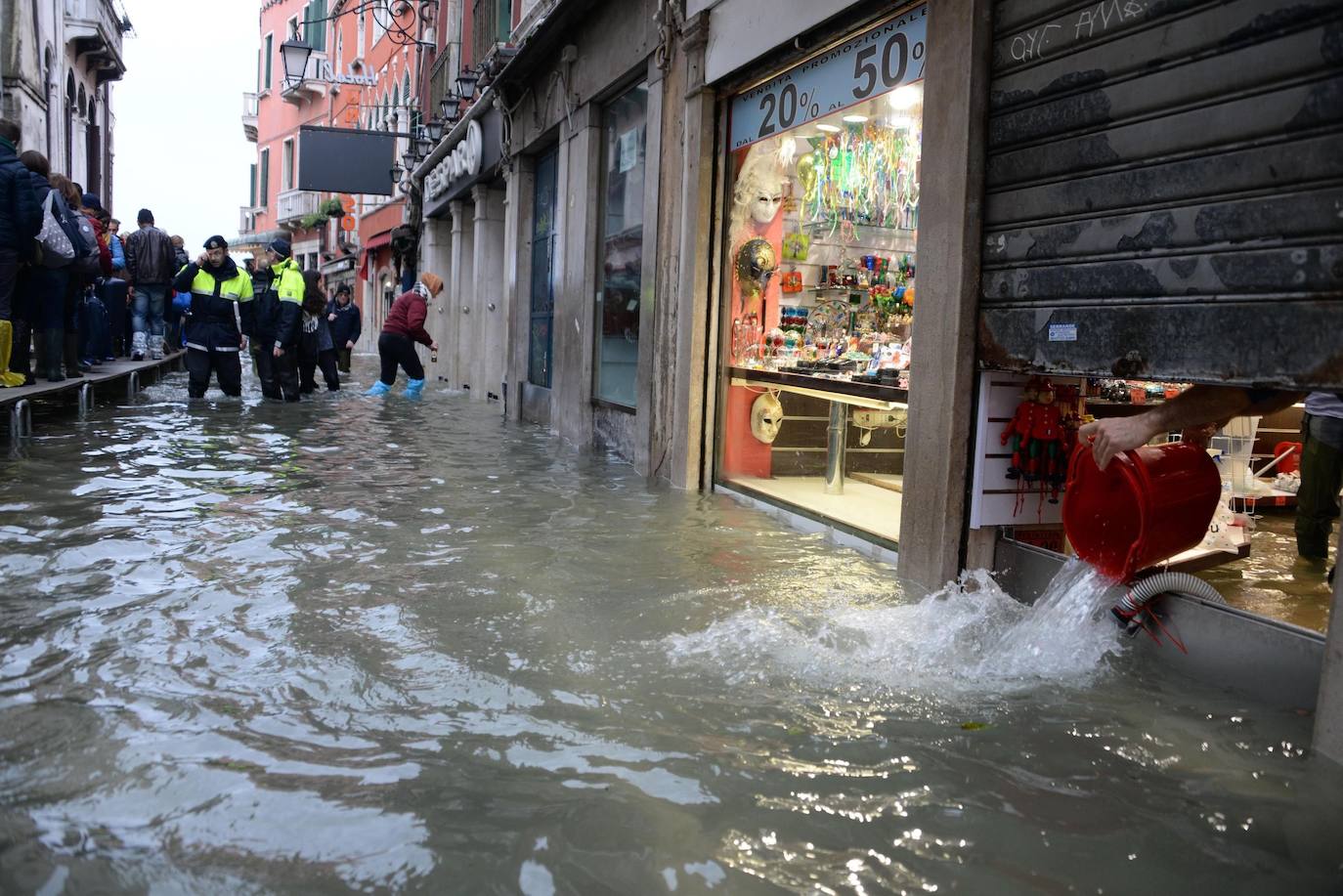 Venecia volvió a sufrir este viernes una gran inundación, después de que el jueves el agua diera algo de tregua, hasta el punto de que el ayuntamiento ha decidido cerrar la emblemática plaza de San Marcos a residentes y turistas. El alcalde de la ciudad de los canales, Luigi Brugnaro, anunció que había decidido cerrar San Marcos por motivos de seguridad, debido al nuevo pico de 154 centímetros que alcanzó a media mañana el «agua alta». Se trata del segundo récord alcanzado esta semana después de la gran inundación de martes, la mayor sufrida por la ciudad en más de medio siglo, con las aguas alcanzando los 187 centímetros.