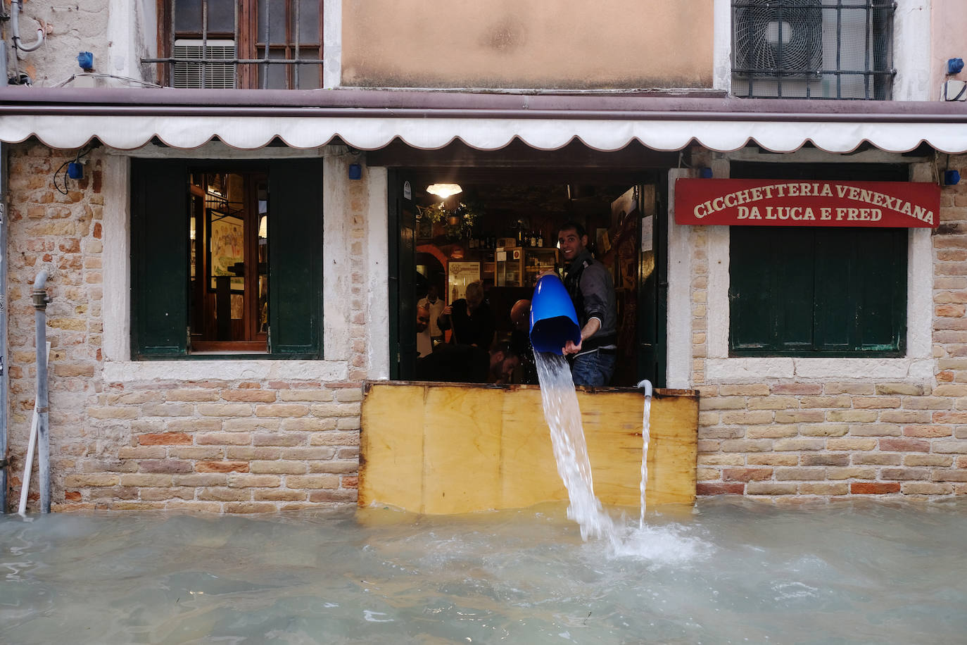 Venecia volvió a sufrir este viernes una gran inundación, después de que el jueves el agua diera algo de tregua, hasta el punto de que el ayuntamiento ha decidido cerrar la emblemática plaza de San Marcos a residentes y turistas. El alcalde de la ciudad de los canales, Luigi Brugnaro, anunció que había decidido cerrar San Marcos por motivos de seguridad, debido al nuevo pico de 154 centímetros que alcanzó a media mañana el «agua alta». Se trata del segundo récord alcanzado esta semana después de la gran inundación de martes, la mayor sufrida por la ciudad en más de medio siglo, con las aguas alcanzando los 187 centímetros.