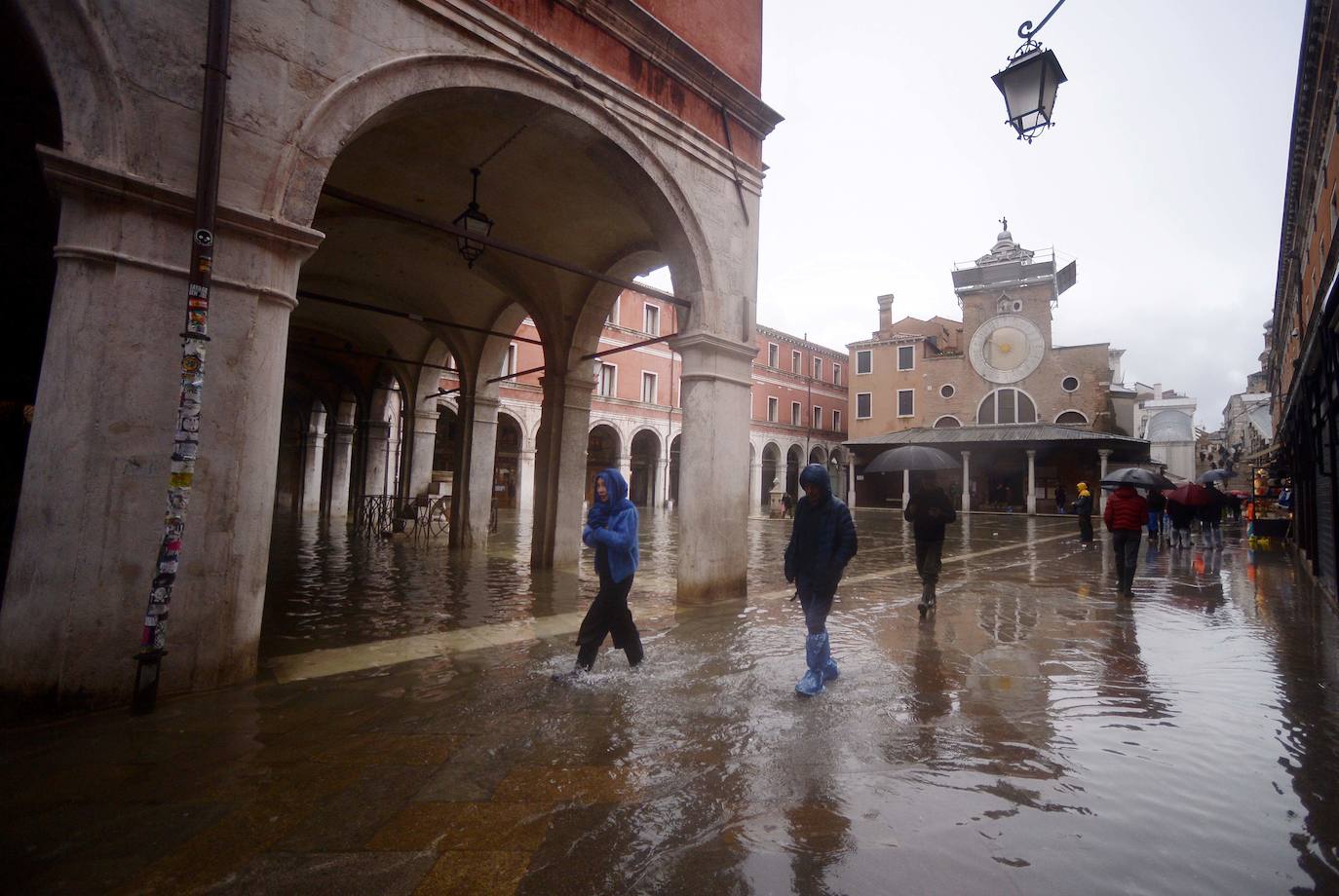 Venecia volvió a sufrir este viernes una gran inundación, después de que el jueves el agua diera algo de tregua, hasta el punto de que el ayuntamiento ha decidido cerrar la emblemática plaza de San Marcos a residentes y turistas. El alcalde de la ciudad de los canales, Luigi Brugnaro, anunció que había decidido cerrar San Marcos por motivos de seguridad, debido al nuevo pico de 154 centímetros que alcanzó a media mañana el «agua alta». Se trata del segundo récord alcanzado esta semana después de la gran inundación de martes, la mayor sufrida por la ciudad en más de medio siglo, con las aguas alcanzando los 187 centímetros.