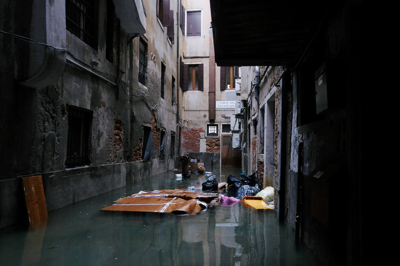 Venecia volvió a sufrir este viernes una gran inundación, después de que el jueves el agua diera algo de tregua, hasta el punto de que el ayuntamiento ha decidido cerrar la emblemática plaza de San Marcos a residentes y turistas. El alcalde de la ciudad de los canales, Luigi Brugnaro, anunció que había decidido cerrar San Marcos por motivos de seguridad, debido al nuevo pico de 154 centímetros que alcanzó a media mañana el «agua alta». Se trata del segundo récord alcanzado esta semana después de la gran inundación de martes, la mayor sufrida por la ciudad en más de medio siglo, con las aguas alcanzando los 187 centímetros.