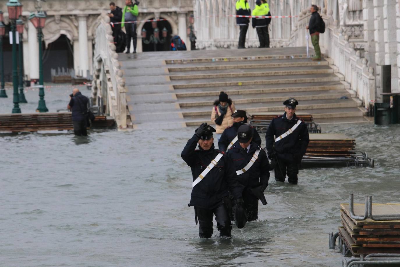 Venecia volvió a sufrir este viernes una gran inundación, después de que el jueves el agua diera algo de tregua, hasta el punto de que el ayuntamiento ha decidido cerrar la emblemática plaza de San Marcos a residentes y turistas. El alcalde de la ciudad de los canales, Luigi Brugnaro, anunció que había decidido cerrar San Marcos por motivos de seguridad, debido al nuevo pico de 154 centímetros que alcanzó a media mañana el «agua alta». Se trata del segundo récord alcanzado esta semana después de la gran inundación de martes, la mayor sufrida por la ciudad en más de medio siglo, con las aguas alcanzando los 187 centímetros.