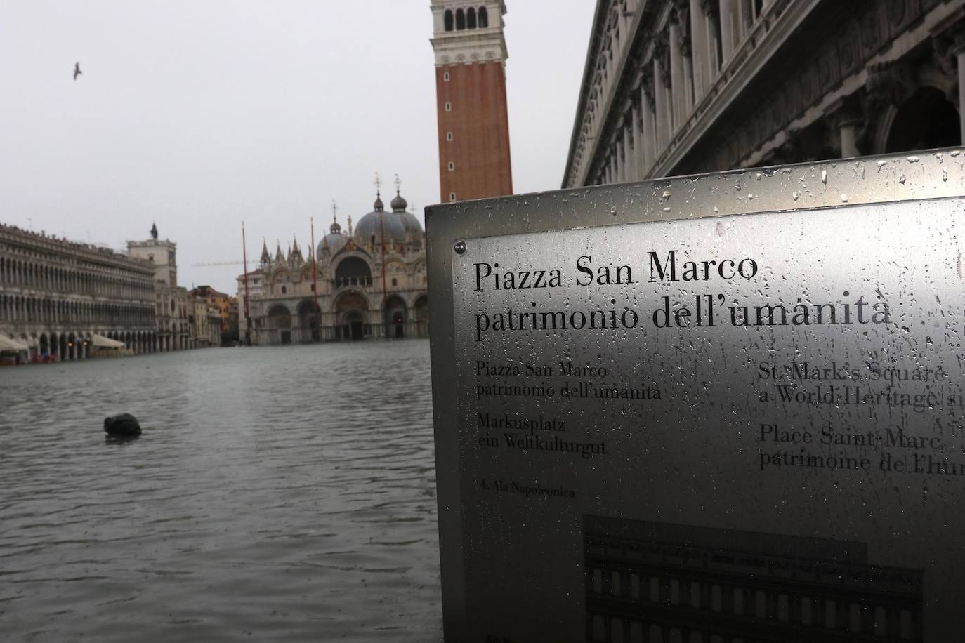 Venecia volvió a sufrir este viernes una gran inundación, después de que el jueves el agua diera algo de tregua, hasta el punto de que el ayuntamiento ha decidido cerrar la emblemática plaza de San Marcos a residentes y turistas. El alcalde de la ciudad de los canales, Luigi Brugnaro, anunció que había decidido cerrar San Marcos por motivos de seguridad, debido al nuevo pico de 154 centímetros que alcanzó a media mañana el «agua alta». Se trata del segundo récord alcanzado esta semana después de la gran inundación de martes, la mayor sufrida por la ciudad en más de medio siglo, con las aguas alcanzando los 187 centímetros.