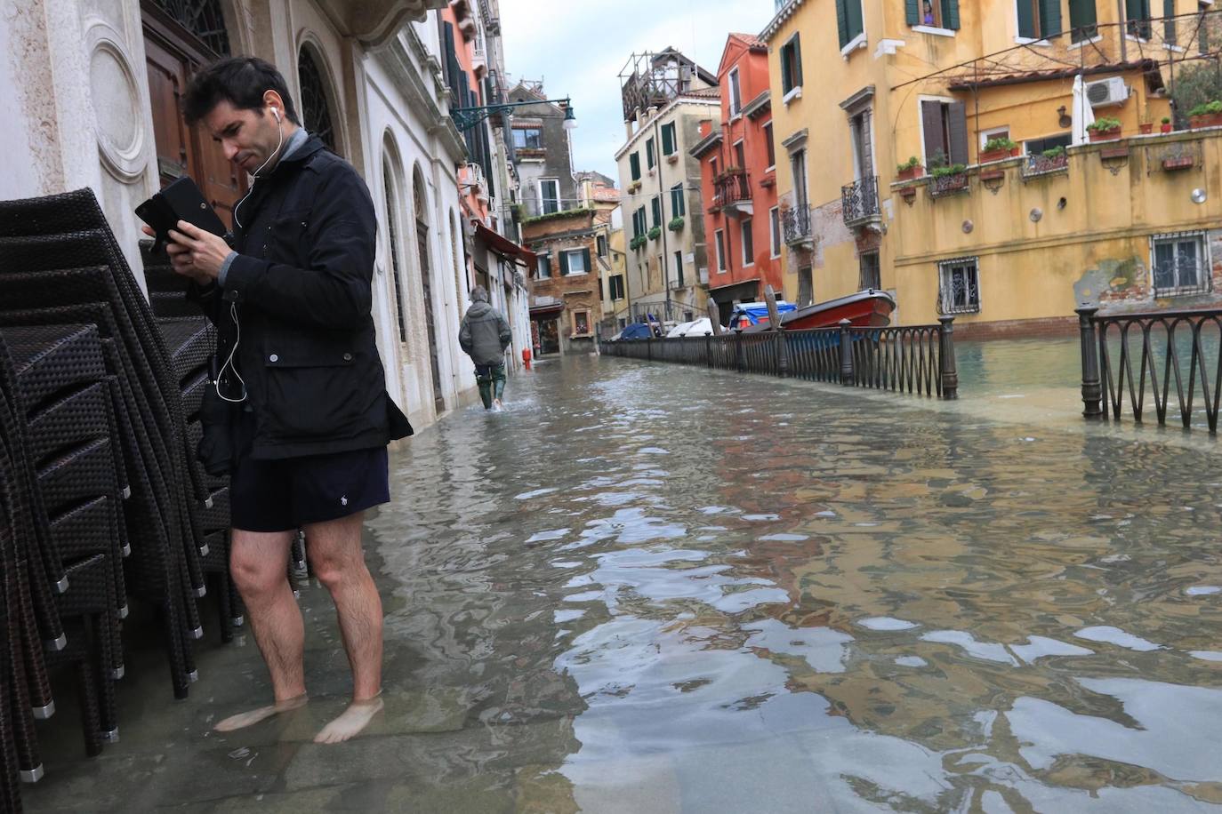 Venecia volvió a sufrir este viernes una gran inundación, después de que el jueves el agua diera algo de tregua, hasta el punto de que el ayuntamiento ha decidido cerrar la emblemática plaza de San Marcos a residentes y turistas. El alcalde de la ciudad de los canales, Luigi Brugnaro, anunció que había decidido cerrar San Marcos por motivos de seguridad, debido al nuevo pico de 154 centímetros que alcanzó a media mañana el «agua alta». Se trata del segundo récord alcanzado esta semana después de la gran inundación de martes, la mayor sufrida por la ciudad en más de medio siglo, con las aguas alcanzando los 187 centímetros.