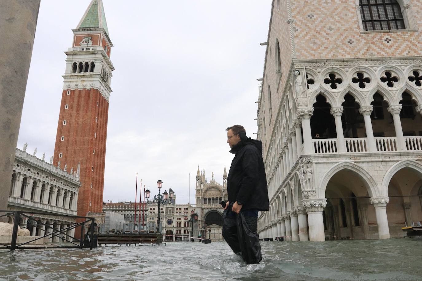 Venecia volvió a sufrir este viernes una gran inundación, después de que el jueves el agua diera algo de tregua, hasta el punto de que el ayuntamiento ha decidido cerrar la emblemática plaza de San Marcos a residentes y turistas. El alcalde de la ciudad de los canales, Luigi Brugnaro, anunció que había decidido cerrar San Marcos por motivos de seguridad, debido al nuevo pico de 154 centímetros que alcanzó a media mañana el «agua alta». Se trata del segundo récord alcanzado esta semana después de la gran inundación de martes, la mayor sufrida por la ciudad en más de medio siglo, con las aguas alcanzando los 187 centímetros.