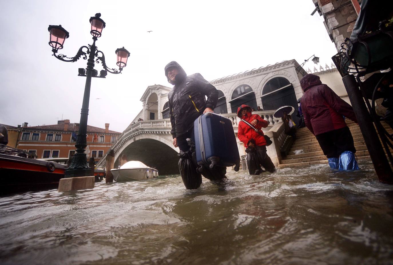 Venecia volvió a sufrir este viernes una gran inundación, después de que el jueves el agua diera algo de tregua, hasta el punto de que el ayuntamiento ha decidido cerrar la emblemática plaza de San Marcos a residentes y turistas. El alcalde de la ciudad de los canales, Luigi Brugnaro, anunció que había decidido cerrar San Marcos por motivos de seguridad, debido al nuevo pico de 154 centímetros que alcanzó a media mañana el «agua alta». Se trata del segundo récord alcanzado esta semana después de la gran inundación de martes, la mayor sufrida por la ciudad en más de medio siglo, con las aguas alcanzando los 187 centímetros.