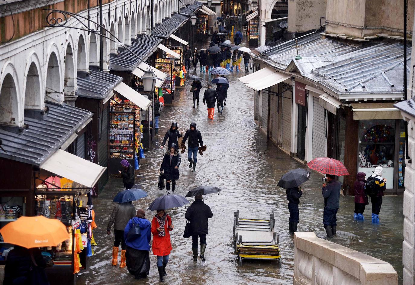 Venecia volvió a sufrir este viernes una gran inundación, después de que el jueves el agua diera algo de tregua, hasta el punto de que el ayuntamiento ha decidido cerrar la emblemática plaza de San Marcos a residentes y turistas. El alcalde de la ciudad de los canales, Luigi Brugnaro, anunció que había decidido cerrar San Marcos por motivos de seguridad, debido al nuevo pico de 154 centímetros que alcanzó a media mañana el «agua alta». Se trata del segundo récord alcanzado esta semana después de la gran inundación de martes, la mayor sufrida por la ciudad en más de medio siglo, con las aguas alcanzando los 187 centímetros.