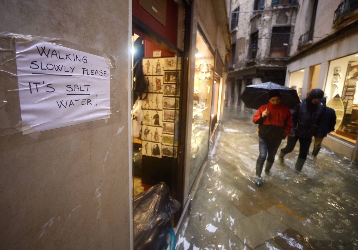 Venecia volvió a sufrir este viernes una gran inundación, después de que el jueves el agua diera algo de tregua, hasta el punto de que el ayuntamiento ha decidido cerrar la emblemática plaza de San Marcos a residentes y turistas. El alcalde de la ciudad de los canales, Luigi Brugnaro, anunció que había decidido cerrar San Marcos por motivos de seguridad, debido al nuevo pico de 154 centímetros que alcanzó a media mañana el «agua alta». Se trata del segundo récord alcanzado esta semana después de la gran inundación de martes, la mayor sufrida por la ciudad en más de medio siglo, con las aguas alcanzando los 187 centímetros.