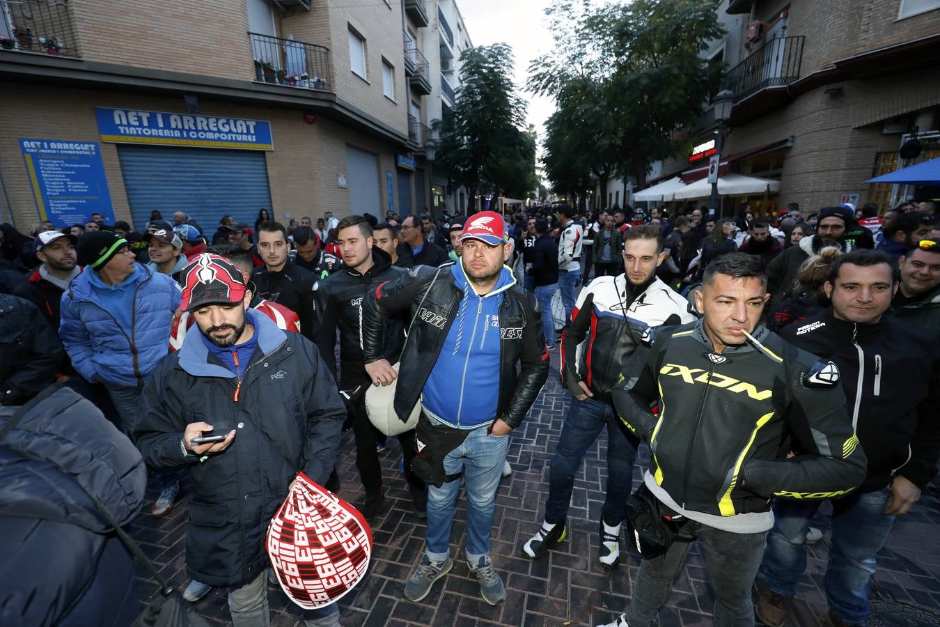 El pueblo se llena de puestos de comida y entretenimiento para moteros y vecinos durante el Gran Premio de la Comunitat.