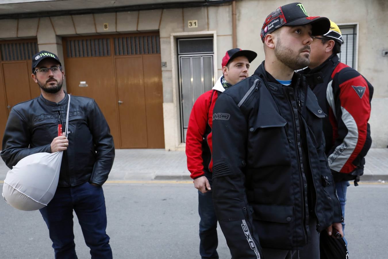 El pueblo se llena de puestos de comida y entretenimiento para moteros y vecinos durante el Gran Premio de la Comunitat.