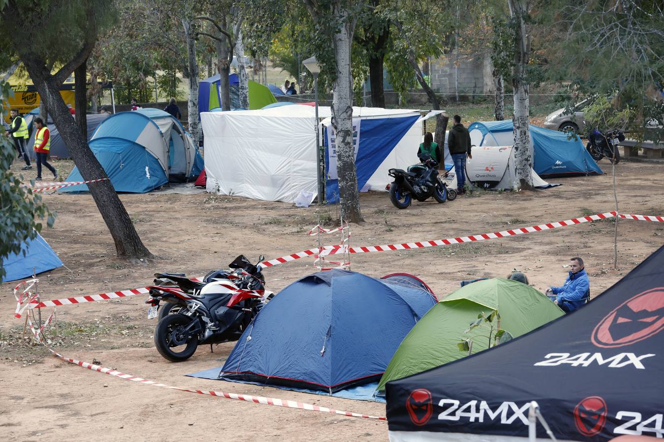 El pueblo se llena de puestos de comida y entretenimiento para moteros y vecinos durante el Gran Premio de la Comunitat.