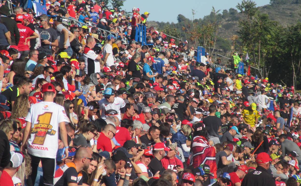 Panorámica de la tribuna azul del Circuit durante la jornada de calificación. :: 