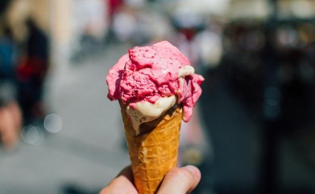 Se pretende conseguir la mayor cadena de gente comiendo helado.