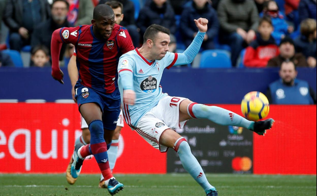 Jefferson Lerma, junto a Aspas, en un partido del Levante con el Celta.