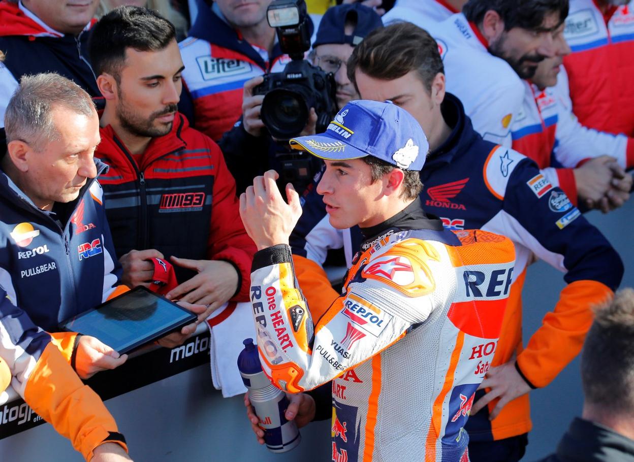 Marc Márquez, junto a miembros de su equipo. 