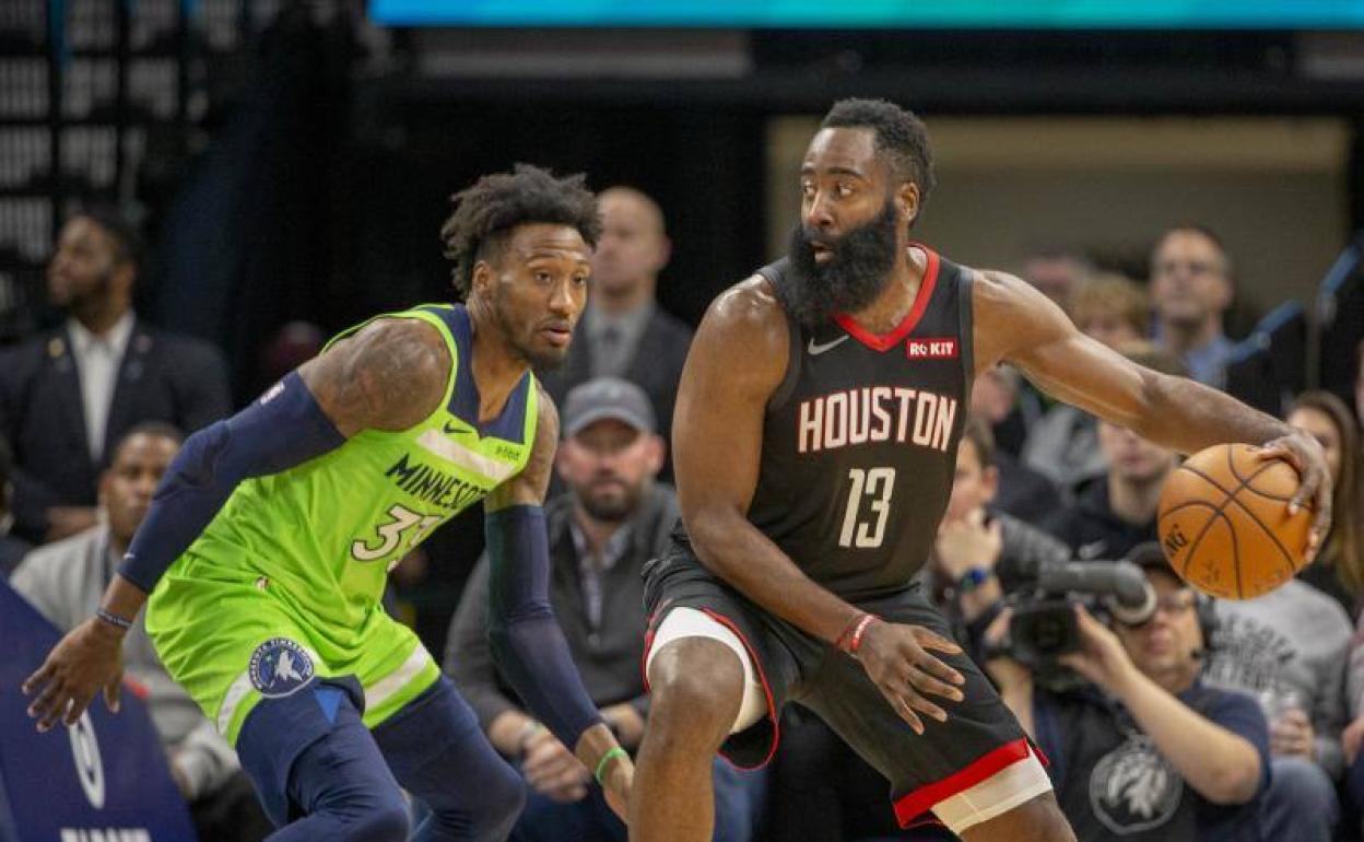 Harden intentando deshacerse de Robert Covington.