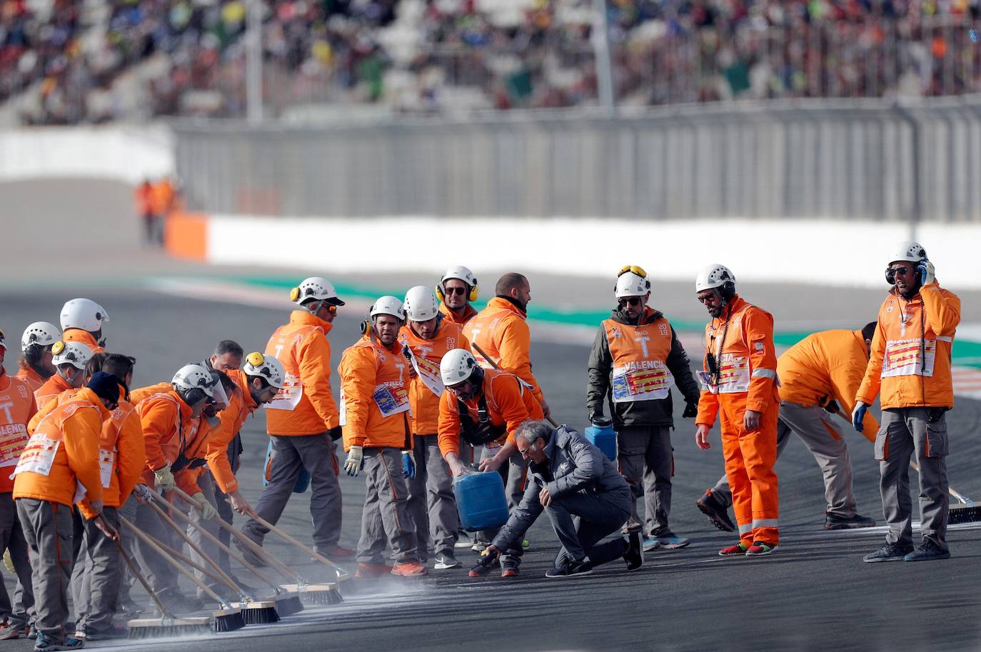 La rotura del motor de una moto en la vuelta de calentamiento de Moto 3 ha obligado a los servicios de mantenimiento a limpiar la pista.