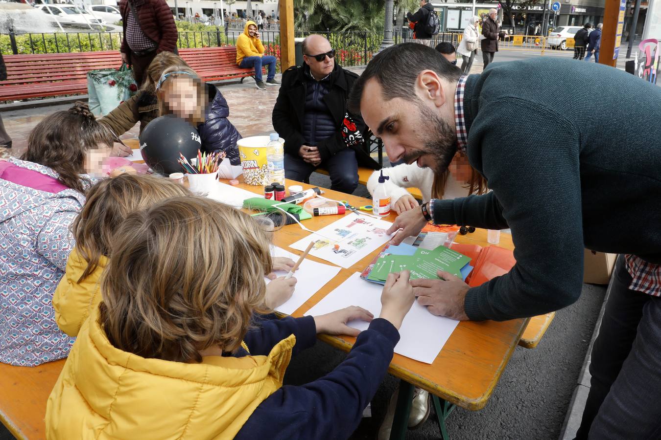 El Área del Desarrollo Innovador del Consistorio, a través de València Activa y VIT Emprende, ha celebrado este domingo la segunda edición del VLC Startup Market, un evento que ha reunido a 50 'startups' valencianas mostrando sus productos y servicios, acercando así a la ciudadanía la innovación y la tecnología desarrolladas en Valencia.