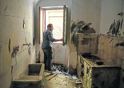 Imagen secundaria 1 - Arriba, dos ancianos sentados junto a una casa en Campofelice di Fitalia. Una de las viviendas que se venden por un euro en Sambuca di Sicilia, declarado uno de los pueblos más bonitos de Italia en 2016. Abajo a la derecha, una calle de Roccamena, amenazado por la despoblación.