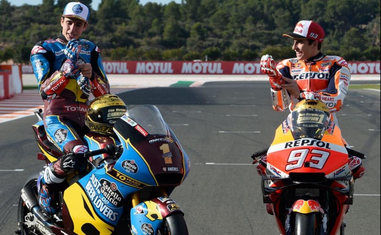 Álex Márquez y Marc Márquez, en el circuito de Cheste.