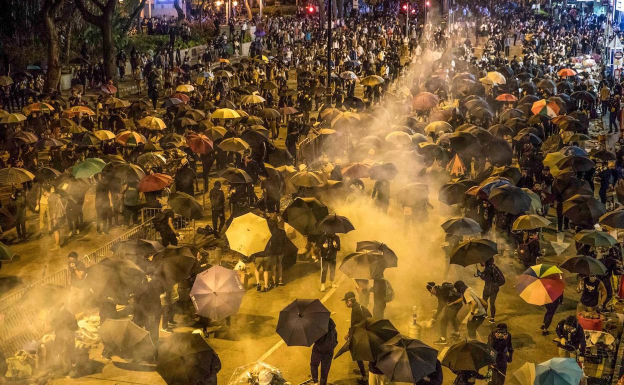 La Policía lanza gas a los manifestantes en la Universidad Politécnica de Hong Kong.