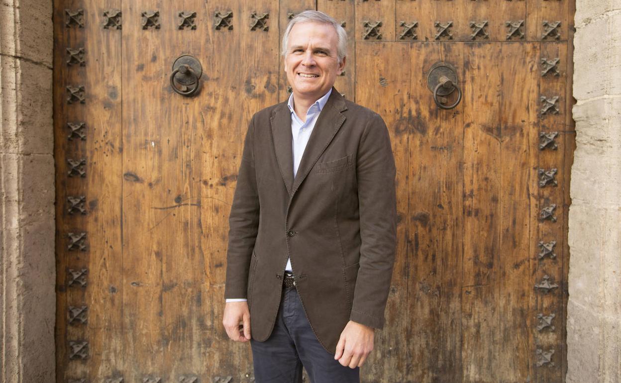 Luis Gamón, junto a una de las puertas de la calle Caballeros. 