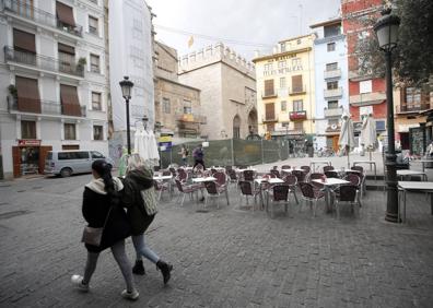 Imagen secundaria 1 - 1. Tráfico. El plan persigue la peatonalización de la mayor parte de los espacios. 2. Terrazas. Ninguna plaza está exenta de terrazas de bares, como la ocurre junto a la Lonja. Su regulación no ha dejado contentos ni a vecinos ni a hosteleros. El plan hace otro intento. 3. Turismo. Los servicios para visitantes son cada vez más protagonistas.