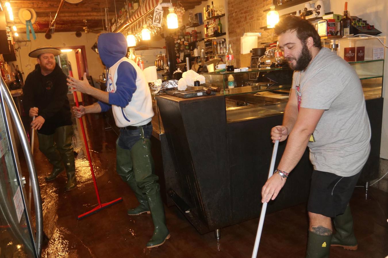 Los daños provocados por las excepcionales mareas altas ascienden a cientos de millones de euros