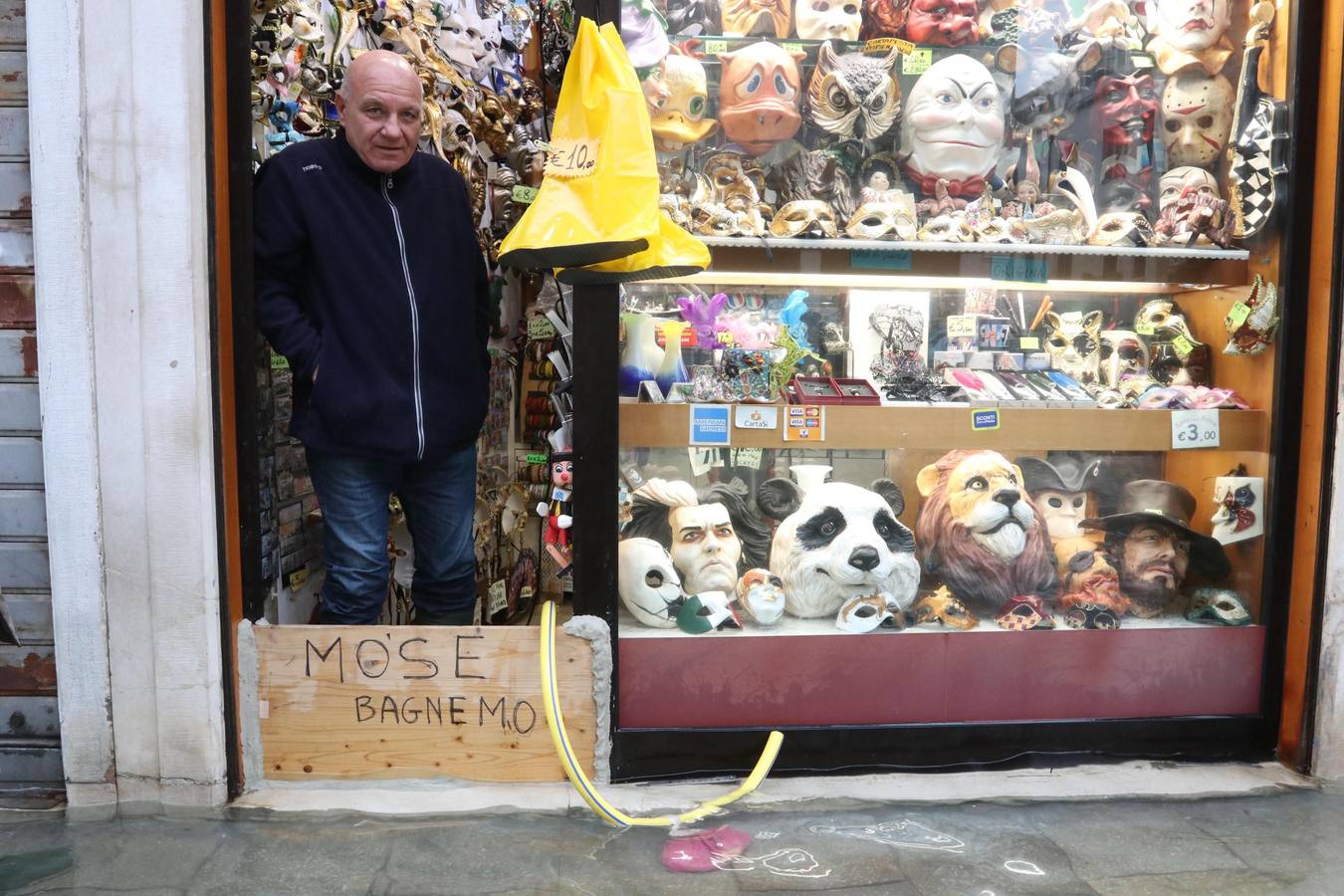 Los daños provocados por las excepcionales mareas altas ascienden a cientos de millones de euros