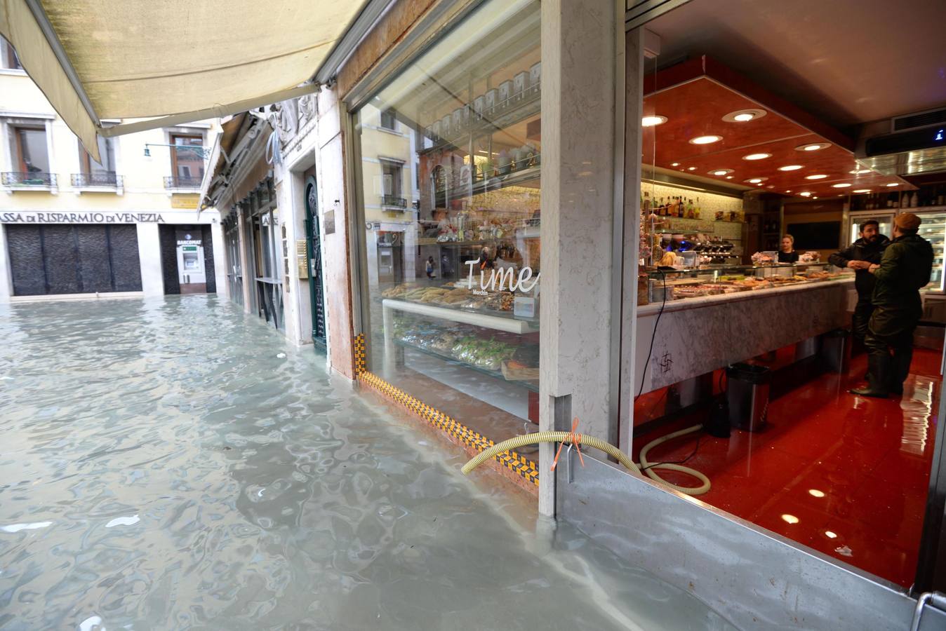 Los daños provocados por las excepcionales mareas altas ascienden a cientos de millones de euros