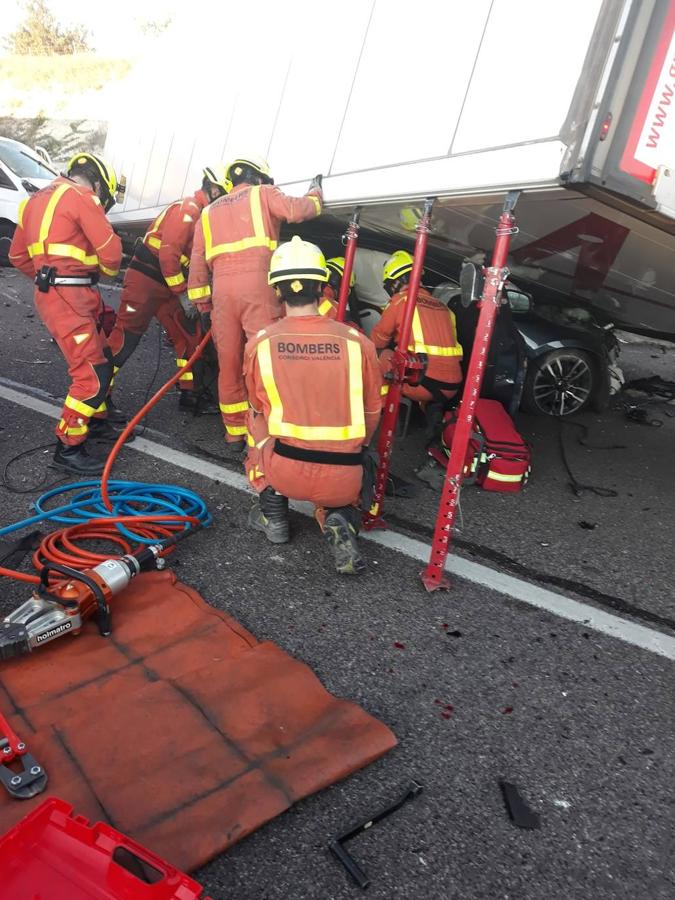 Fotos: Aparatoso accidente entre varios vehículos en Paterna