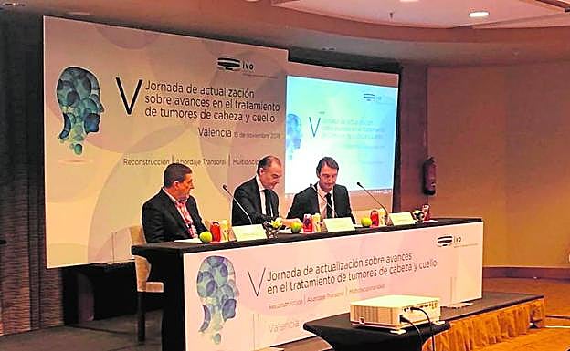 De izquierda a derecha, el doctor Juan Bosco Vendrell, jefe de Servicio de ORL del IVO; Manuel Llombart, director general del IVO, y el doctor Eduardo Ferrandis, jefe clínico del Servicio de ORL del IVO.