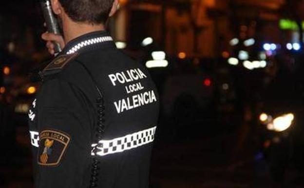 Detenido un hombre acusado de tirar al suelo y agredir a su pareja en Valencia