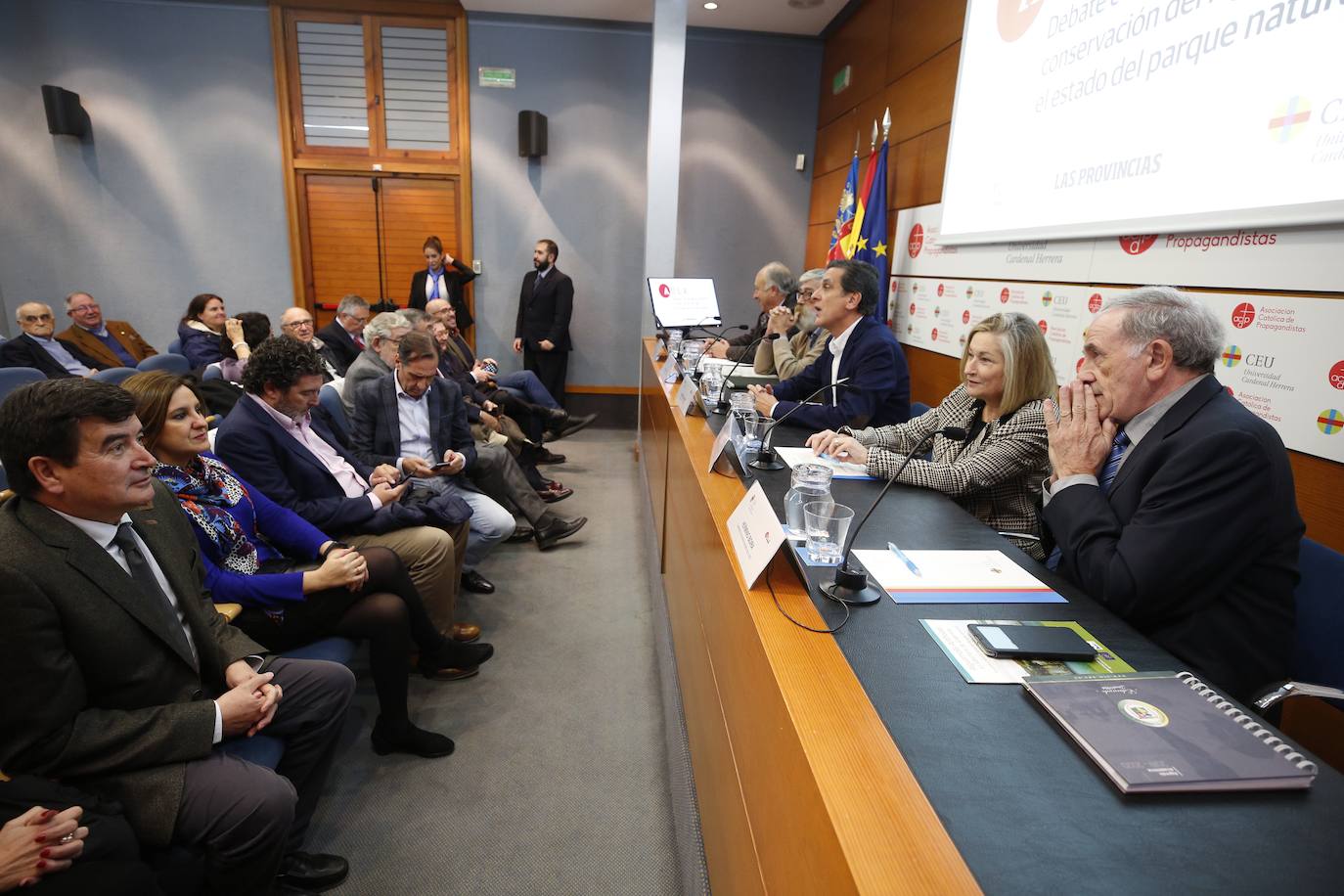 Este miércoles se ha celebrado una nueva edición de Aula LAS PROVINCIAS. En esta ocasión, el Palacio Colomina de Valencia ha acogido el debate sobre la conservación de la Albufera y el estado del parque natural. La ponencia, que se enmarca dentro de la iniciativa LAS PROVINCIAS con la Albufera, ha contado con la participación de expertos para debatir sobre la situación del lago y con la presencia de personalidades de la política valenciana como María José Català y Fernando Giner. 