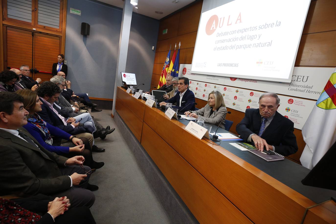 Este miércoles se ha celebrado una nueva edición de Aula LAS PROVINCIAS. En esta ocasión, el Palacio Colomina de Valencia ha acogido el debate sobre la conservación de la Albufera y el estado del parque natural. La ponencia, que se enmarca dentro de la iniciativa LAS PROVINCIAS con la Albufera, ha contado con la participación de expertos para debatir sobre la situación del lago y con la presencia de personalidades de la política valenciana como María José Català y Fernando Giner. 