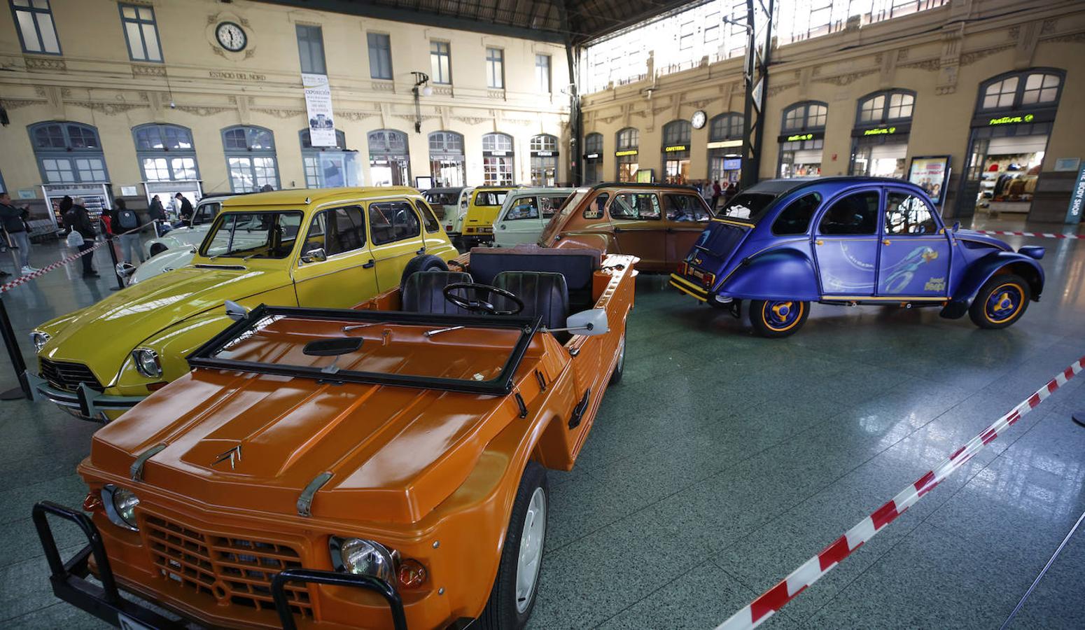 Hasta el próximo viernes 28 de noviembre, la Estación del Norte de Valencia acogerá una exposición de vehículos históricos en su vestíbulo con motivo de la celebración del 100 Aniversario de la marca automovilística Citroën.