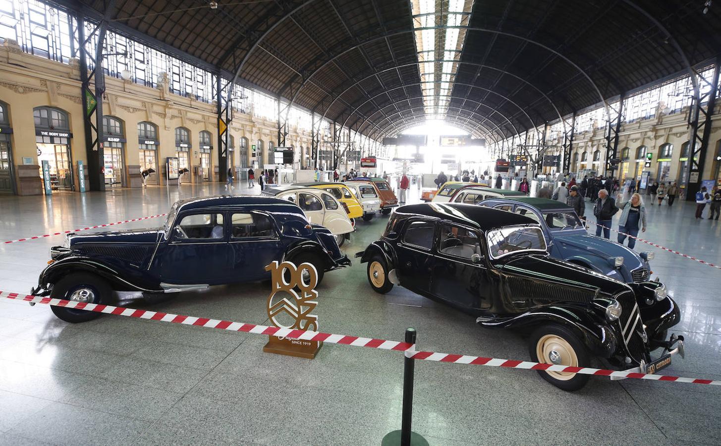 La exposición recoge 12 vehículos históricos para celebrar el centenario de la marca para que la pueden disfrutar aquellos visitantes y personas que se desplacen a la Estación del Norte de Valencia.