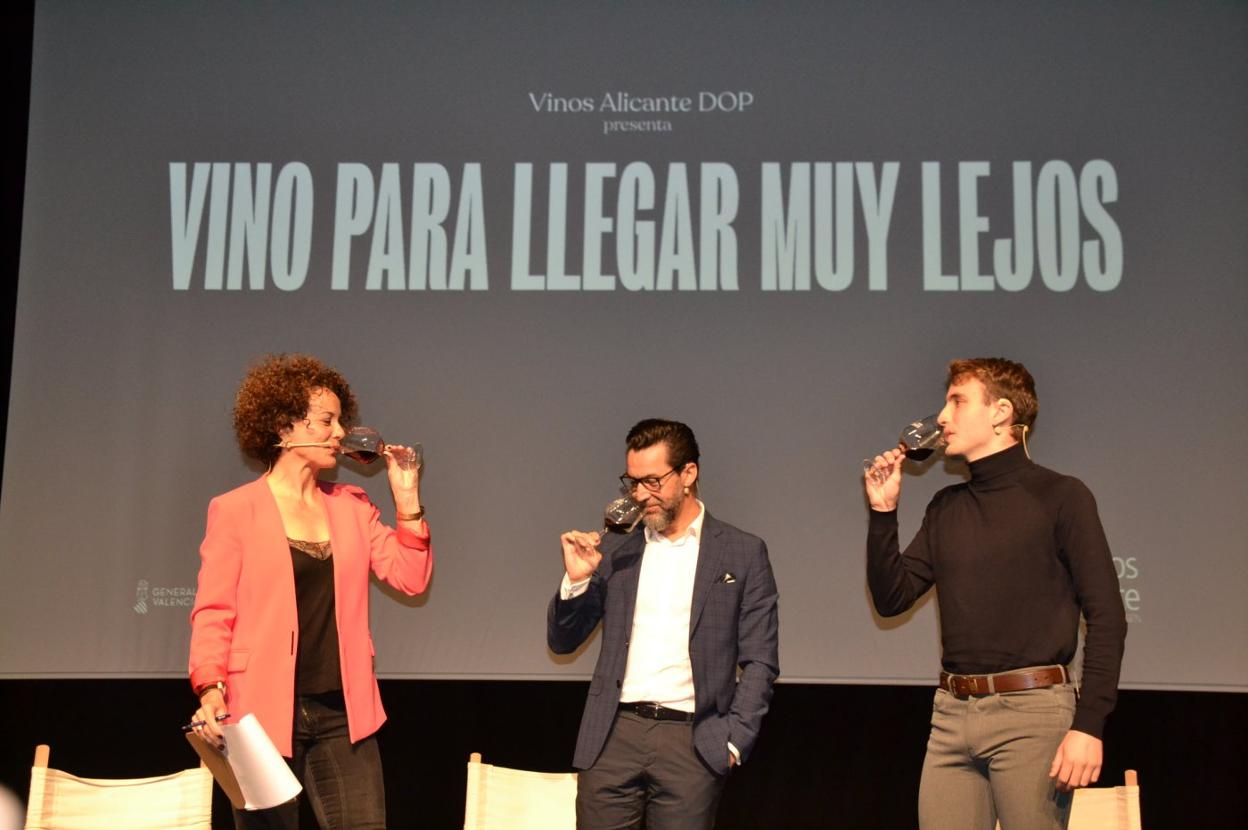 El chef Dacosta junto al estudiante Carlos Rodríguez durante la presentación de la campaña. 