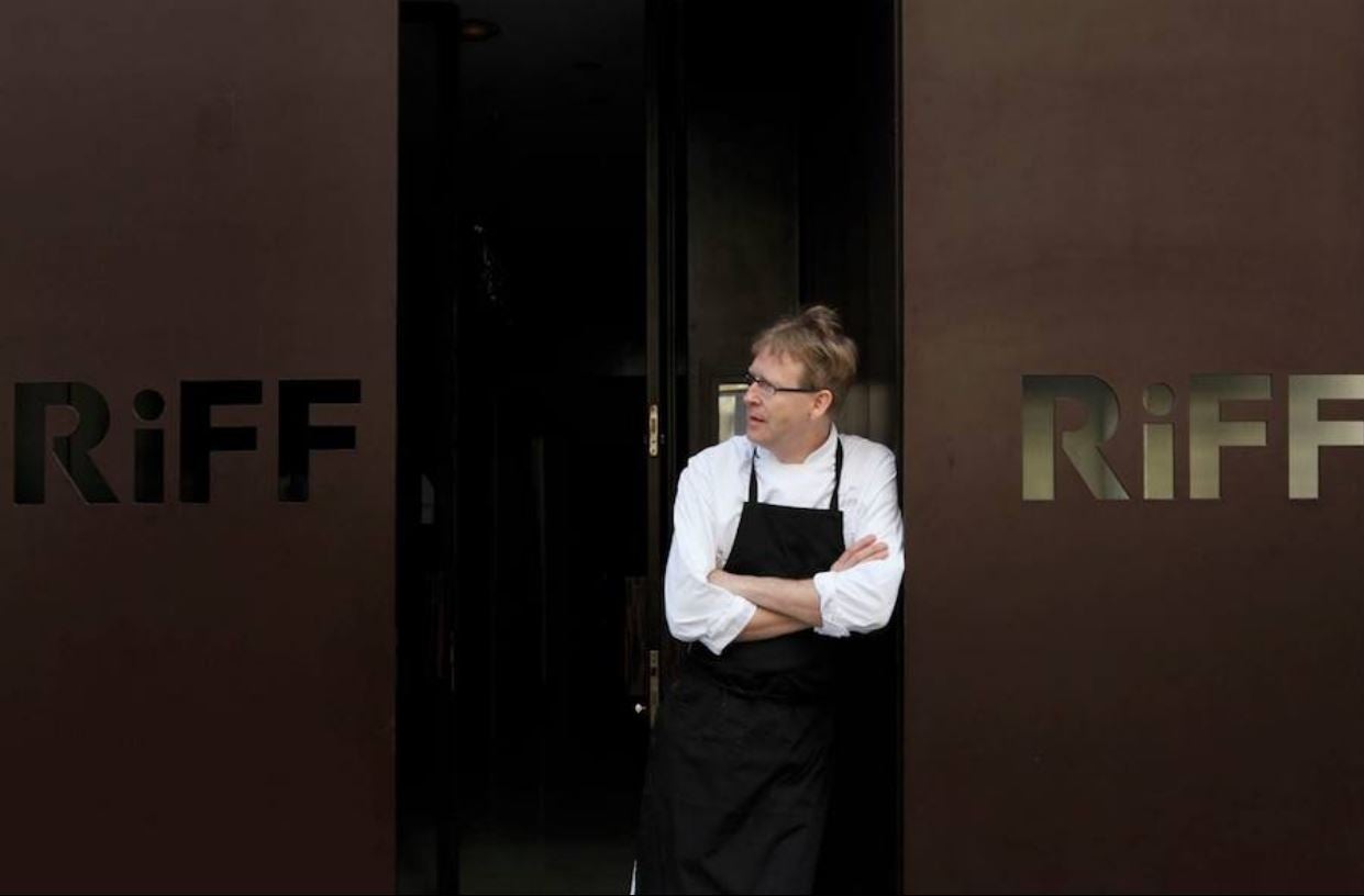 El Restaurante Riff tiene a la cabeza al chef Bernd H. Knöller, en Valencia. Una evocación constante al Mediterráneo marcan el estilo del cocinero, que abrió el restaurante, su gran sueño, el día 10 de septiembre del 2001, en víspera de la catástrofe de Nueva York. Este año se vio obligado a cerrar temporalmente su local, pero ha vuelto con más fuerza y calidad todavía.