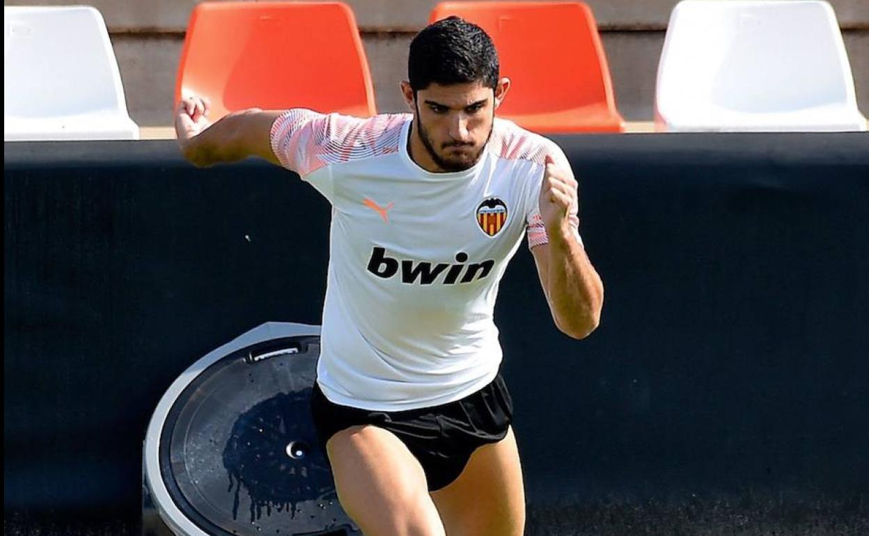 Guedes, en un entrenamiento con el Valencia