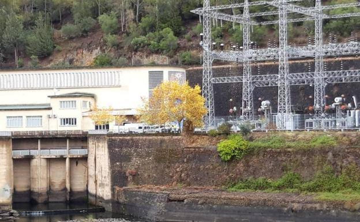 Vehículos a la entrada del edificio de la central hidroeléctrica gestionada por Endesa 