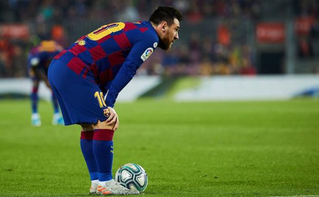 Messi se dispone a botar una falta. 