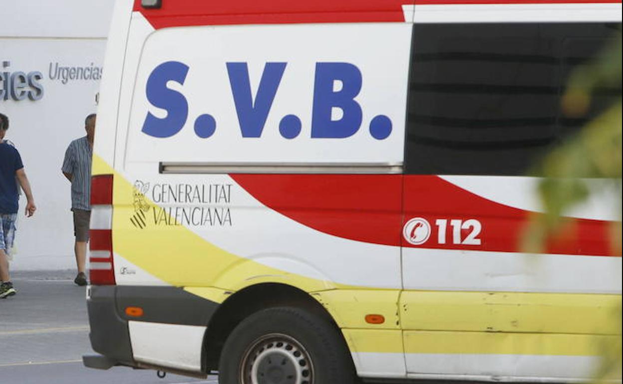 Una ambulancia saliendo del hospital. 