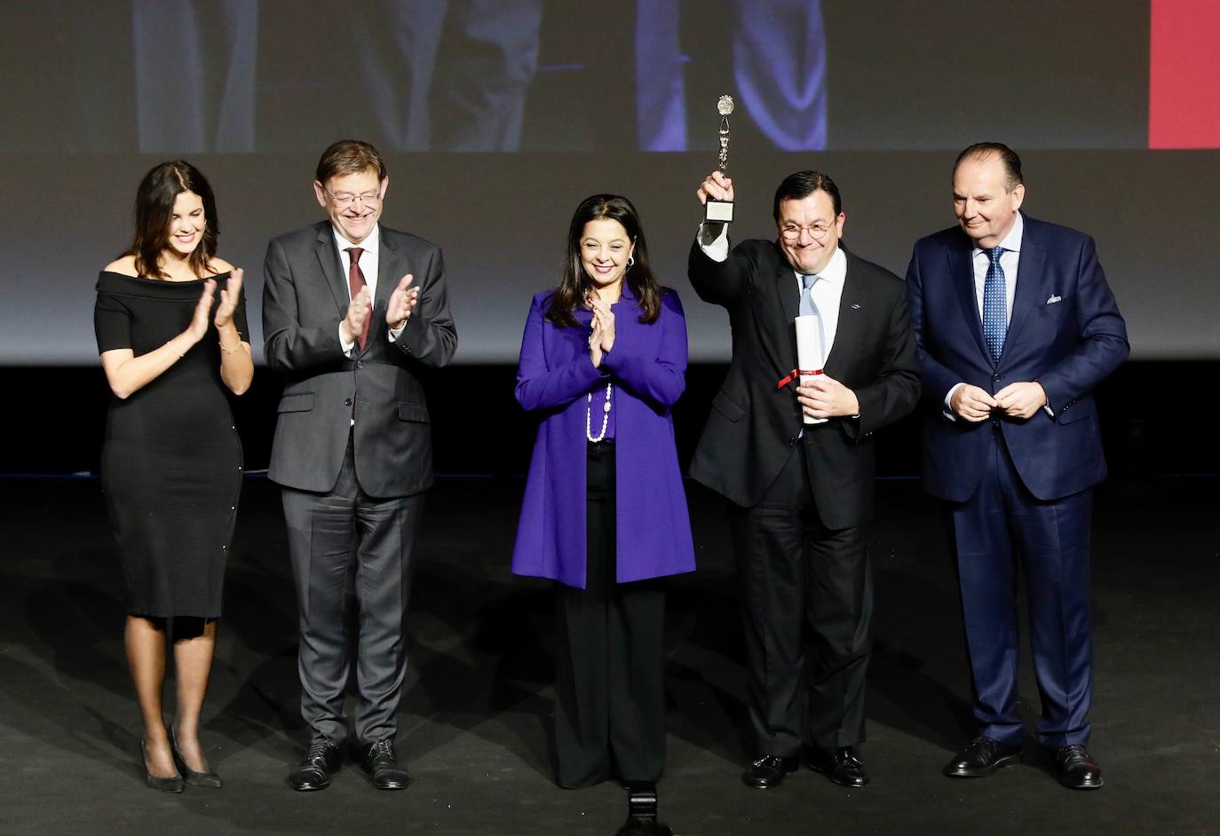 Cámara Valencia organiza un año más el encuentro económico con más de mil personas en el Palacio de Congresos para vivir la entrega de los Premios Cámara 2019 a Tejidos Royo, Power Electronics España, Alfatec Sistemas, IVI RMA Global y Francisco Lorente. En la cita celebrada en la ciudad de Valencia se dieron cita diferentes personalidades de todos los ámbitos de la sociedad valenciana.