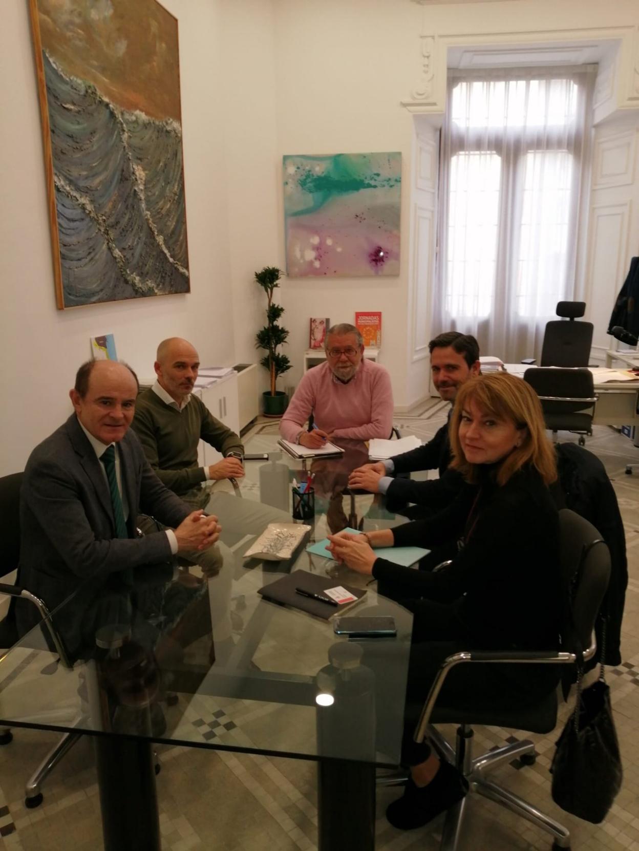 Ramón Vilar (c) en la reunión con los comerciantes. 