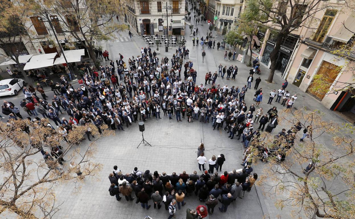 Asistentes a la cadena humana, ayer, en el final de la manifestación. 