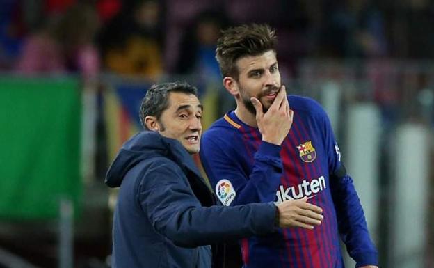 Valverde y Piqué durante un partido del Barcelona 