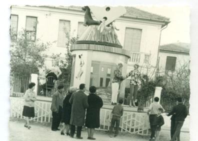 Imagen secundaria 1 - En grande, el cartel creado por Rafael Raga para los vecinos de La Previsora. | Uno de los monumentos falleros que se plantaban frente a las casas. | En pequeño y a la derecha, una imagen que la familia de Marisa conserva del arquitecto, gracias a la estrecha relación entre Borso y sus abuelos.