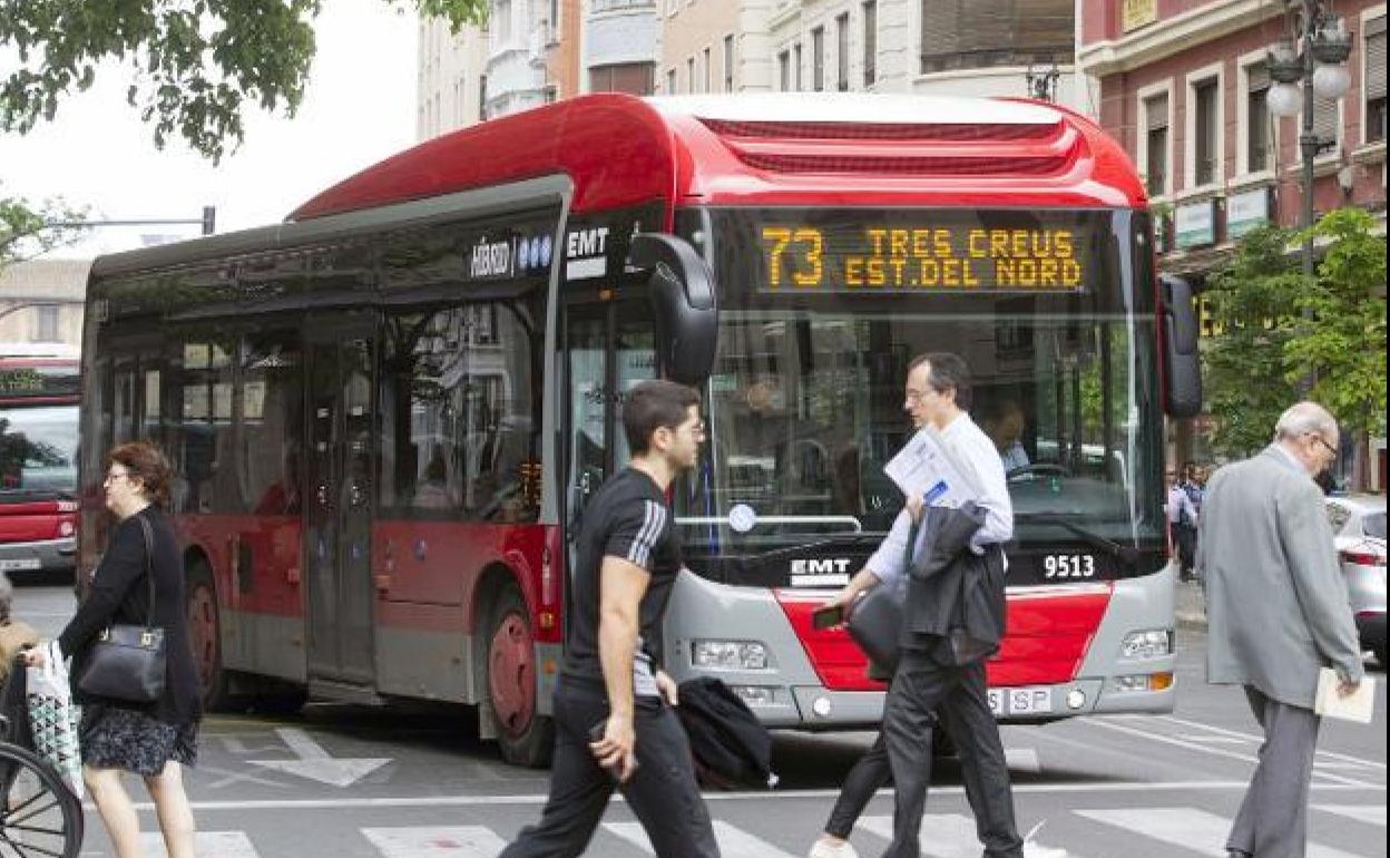 Un autobús de la EMT circula por las calles de Valencia.