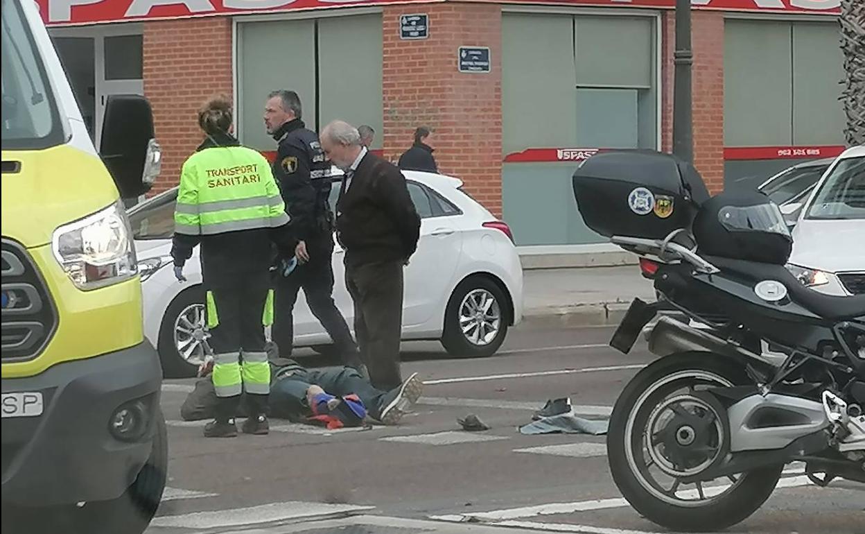 El herido es atendido por los sanitarios en plena calle. 